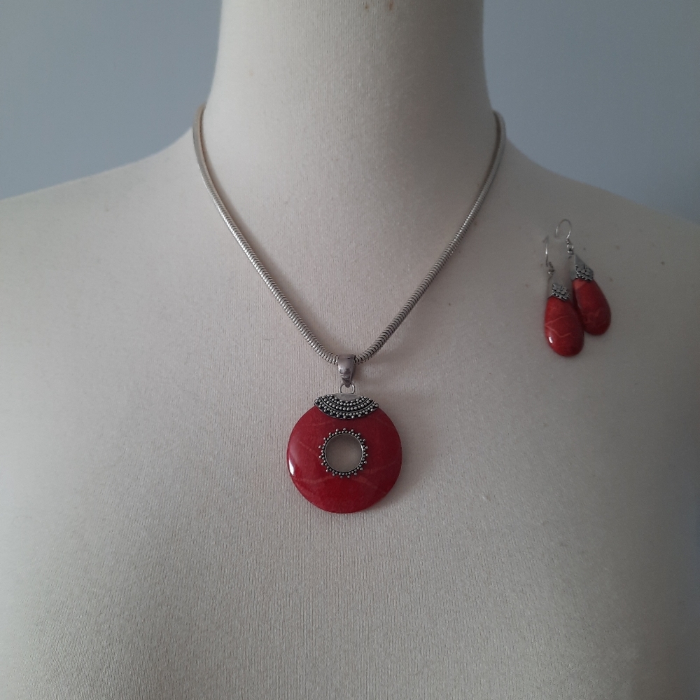 Silver earrings, necklace set.